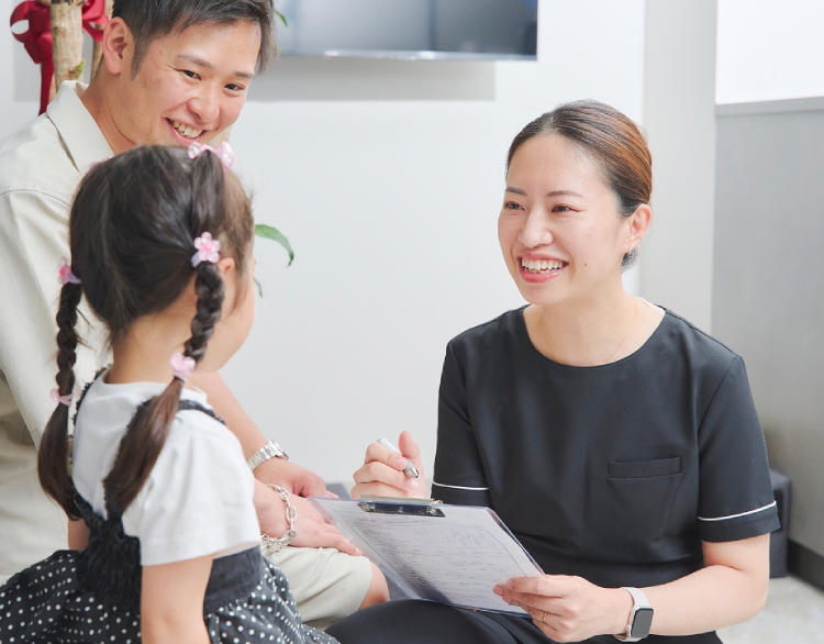 医師が患者様のご様子を伺っている様子