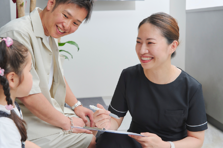 医師が患者様のご様子を伺っている様子