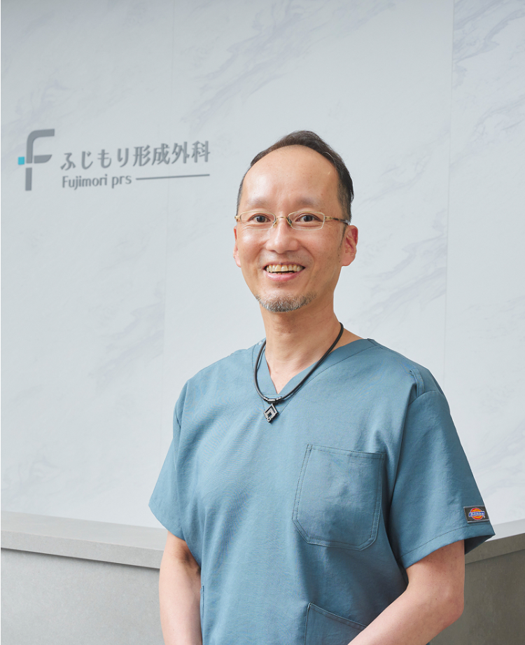 院長の藤森靖が微笑んでいる様子
